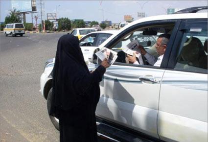 خليجية تبيع الصحف للمارة